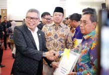 Taufan Pawe Harap Keadilan DBH Melalui Disiplin PNBP Bidang Agraria FOTO: Anggota Komisi II DPR Taufan Pawe dan Menteri Agraria dan Tata Ruang/Kepala Badan Pertanahan Nasional (ATR/BPN) RI, Nusron Wahid usai Rapat di Kantor Gubernur Sulawesi Selatan, Kamis (13/11/2025).