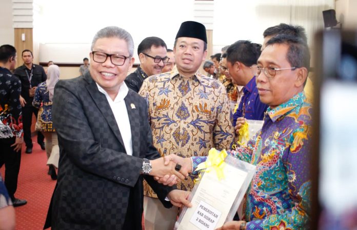 FOTO: Anggota Komisi II DPR Taufan Pawe dan Menteri Agraria dan Tata Ruang/Kepala Badan Pertanahan Nasional (ATR/BPN) RI, Nusron Wahid usai Rapat di Kantor Gubernur Sulawesi Selatan, Kamis (13/11/2025).