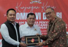 Undang-Undang Perlindungan Konsumen Perlu Responsif terhadap Tantangan Dunia Digital FOTO: Wakil Ketua Komisi VI DPR RI, Prof. Dr. Drs. H. A. M. Nurdin Halid, (Tengah) dan Sekretaris Universitas Hasanuddin, Prof. Ir. Sumbangan Baja, M.Phil., Ph.D., dan Ketua Departemen Hukum Perdata Fakultas Hukum Unhas, Dr. Aulia Rivai, S.H., M.H.,