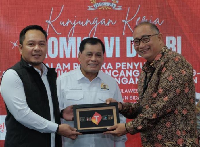 IMG-20251113-WA0386(1) FOTO: Wakil Ketua Komisi VI DPR RI, Prof. Dr. Drs. H. A. M. Nurdin Halid, (Tengah) dan Sekretaris Universitas Hasanuddin, Prof. Ir. Sumbangan Baja, M.Phil., Ph.D., dan Ketua Departemen Hukum Perdata Fakultas Hukum Unhas, Dr. Aulia Rivai, S.H., M.H.,