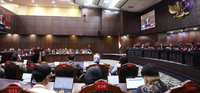 IMG-20251113-WA0389 FOTO: Mahkamah Konstitusi menggelar sidang pengucapan putusan pengujian Undang-Undang Nomor 2 Tahun 2002 tentang Kepolisian, Kamis (13/11) di Ruang Sidang MK. Foto Humas/Ifa.