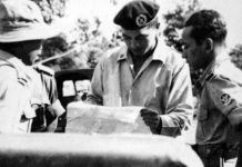 Perwira Militer Indonesia ini Menolak Diberikan Gelar Pahlawan FOTO: Alex Kawilarang (tengah) dan Soeharto (kanan). (Wikimedia Commons).