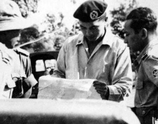 Perwira Militer Indonesia ini Menolak Diberikan Gelar Pahlawan FOTO: Alex Kawilarang (tengah) dan Soeharto (kanan). (Wikimedia Commons).