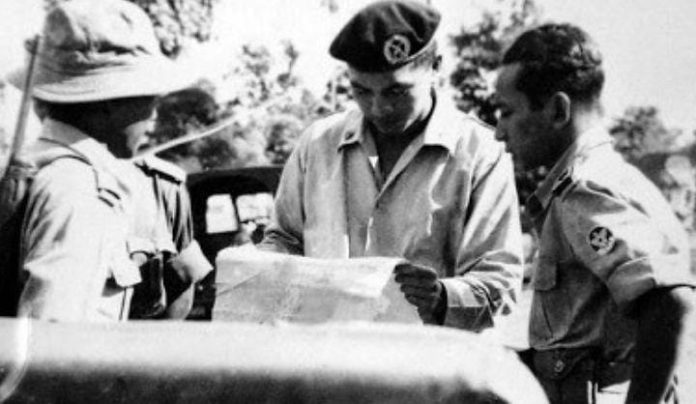 IMG-20251114-WA0004 FOTO: Alex Kawilarang (tengah) dan Soeharto (kanan). (Wikimedia Commons).