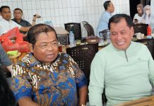 Padahal Sudah Kantongi 17 Rekomendasi DPD II, NH Tak Sebut Appi Calon Kuat Ketua DPD Golkar Sulsel FOTO: Senior partai golkar Nurdin Halid Bersama Idrus Marham di Rumah Makan Coto Sungguh 2, Sungguminasa, Gowa, Jumat (14/11/2025). (Istimewa)