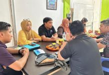 PBHI Sulsel dan Kanwil Kementerian Hukum Sulsel Perkuat Kolaborasi Lewat Agenda MONEV FOTO: Perhimpunan Bantuan Hukum dan Hak Asasi Manusia Indonesia (PBHI) Sulawesi Selatan menerima kunjungan Monitoring dan Evaluasi (MONEV) dari Kantor Wilayah Kementerian Hukum Sulawesi Selatan pada 14 November 2025.
