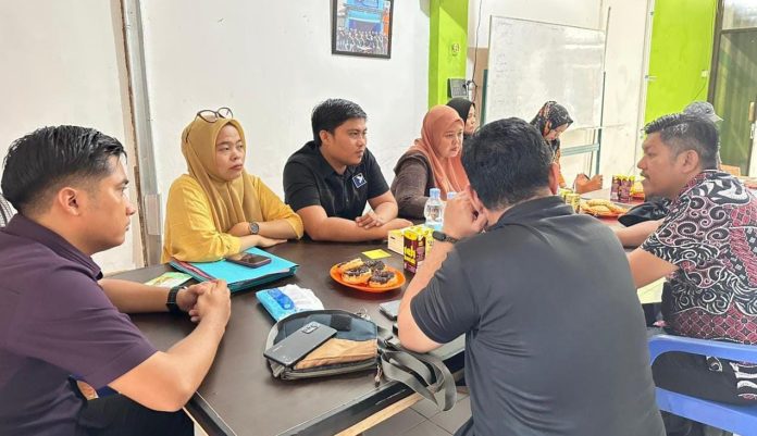 IMG-20251114-WA0331(1) FOTO: Perhimpunan Bantuan Hukum dan Hak Asasi Manusia Indonesia (PBHI) Sulawesi Selatan menerima kunjungan Monitoring dan Evaluasi (MONEV) dari Kantor Wilayah Kementerian Hukum Sulawesi Selatan pada 14 November 2025.