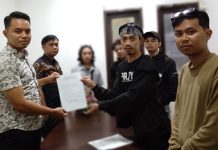 UNM Harus Dilindungi, Bukan Dibiarkan Terguncang FOTO: Muhammad Rafii saat memberikan pernyataan sikap kepada pihak rektorat Universitas Negeri Makassar