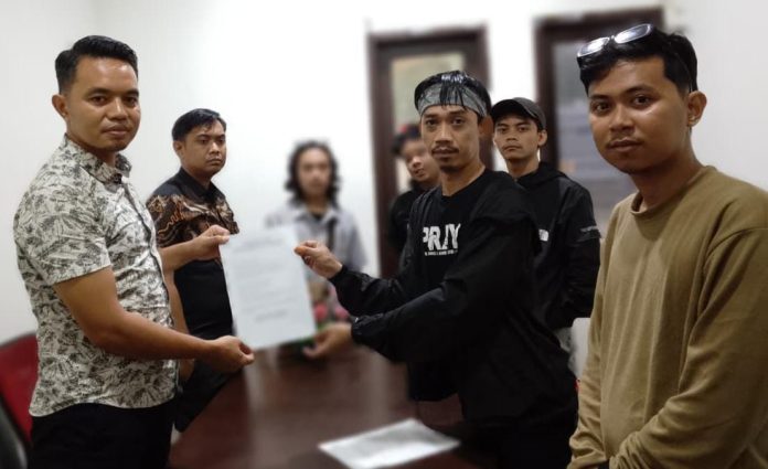 IMG-20251115-WA0002 FOTO: Muhammad Rafii saat memberikan pernyataan sikap kepada pihak rektorat Universitas Negeri Makassar