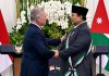 Presiden Prabowo Terima Kunjungan Kenegaraan Raja Abdullah II FOTO: Presiden Prabowo Subianto menyambut ketibaan Raja Kerajaan Yordania Hasyimiah, yang sekaligus adalah sahabat lamanya, Yang Mulia Raja Abdullah II ibn Al Hussein pada Jumat, 14 November 2025. (Properti Seskab)