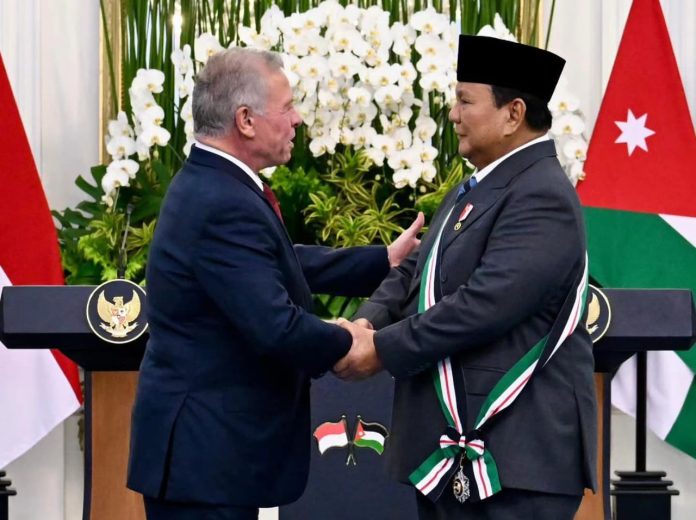 IMG-20251115-WA0009 FOTO: Presiden Prabowo Subianto menyambut ketibaan Raja Kerajaan Yordania Hasyimiah, yang sekaligus adalah sahabat lamanya, Yang Mulia Raja Abdullah II ibn Al Hussein pada Jumat, 14 November 2025. (Properti Seskab)