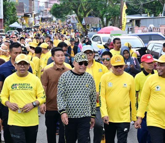 Tak Hadiri Puncak HUT Partai Golkar Ke 61 di Bone, APPI Lebih Memilih Jalan Sehat Bersama KKSS FOTO: Ilham Arief Sirajuddin, Nurdin Halid, Taufan Pawe dan Ketua DPD II Partai Golkar Bone, A. Fahsar M. Padjalangi dalam kegiatan jalan sehat untuk memperingati puncak Hari Ulang Tahun (HUT) ke-61 partai golkar di kabupaten Bone, Sulawesi Selatan pada Minggu (16/11/2025). (Istimewa)