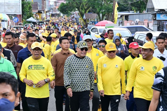 FOTO: Ilham Arief Sirajuddin, Nurdin Halid, Taufan Pawe dan Ketua DPD II Partai Golkar Bone, A. Fahsar M. Padjalangi dalam kegiatan jalan sehat untuk memperingati puncak Hari Ulang Tahun (HUT) ke-61 partai golkar di kabupaten Bone, Sulawesi Selatan pada Minggu (16/11/2025). (Istimewa)
