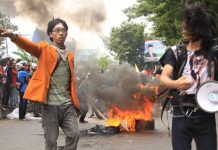 UNM Sedang Diuji, Jangan Biarkan Ia Menjadi Korban Desain Kekuasaan FOTO: Muhammad Rafii Mahasiswa UNM saat menggelar aksi unjuk rasa di Makassar.