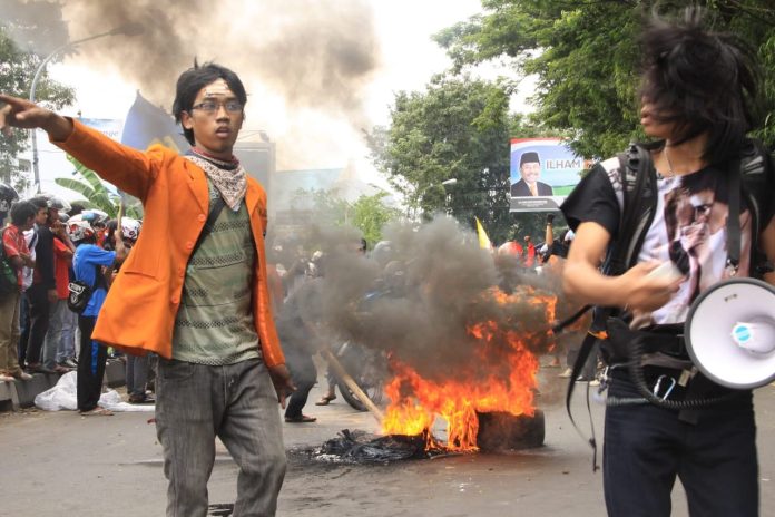 FOTO: Muhammad Rafii Mahasiswa UNM saat menggelar aksi unjuk rasa di Makassar. 