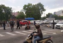 Bikin Macet, Warga: Demo: di Depan Kampus UNM Bergaya Premanisme FOTO: Sebanyak 15 orang menggelar aksi unjuk rasa di depan kampus UNM Makassar.