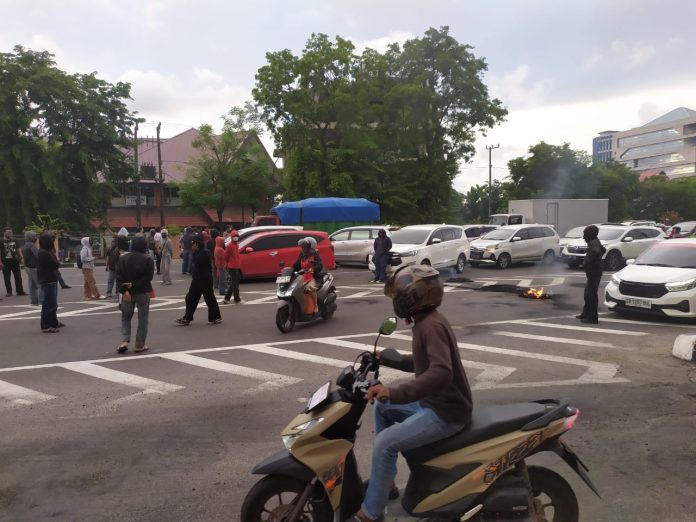 FOTO: Sebanyak 15 orang menggelar aksi unjuk rasa di depan kampus UNM Makassar. 