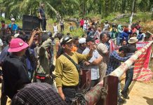 Masyarakat Minta PT Barapala Angkat Kaki FOTO: Masyarakat adat Luat Unterudang bersama masyarakat 6 desa dan mahasiswa menggelar aksi damai di Pos PT Barapala, Desa Unterudang, Kecamatan Barumun Tengah. Massa menuntut PT Barapala agar segera angkat kaki dari kawasan Unterudang.