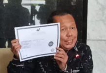 Gelar Doktornya Dituding Palsu, Hakim MK ini Pamer Ijazah Asli dan Foto Wisuda FOTO: Hakim Konstitusi Arsul Sani menunjukkan ijazah asli hingga foto wisuda dalam konferensi pers di Gedung Mahkamah Konstitusi, Senin (17/11/2025). (Shela Octavia).