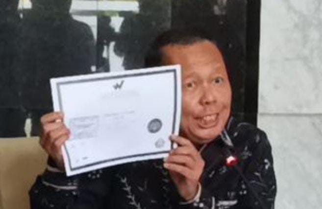 IMG-20251117-WA0305 FOTO: Hakim Konstitusi Arsul Sani menunjukkan ijazah asli hingga foto wisuda dalam konferensi pers di Gedung Mahkamah Konstitusi, Senin (17/11/2025). (Shela Octavia).