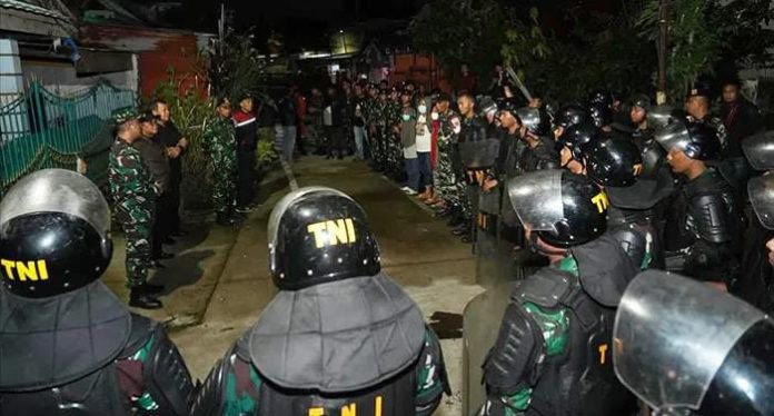 FOTO: Personel Kodam XIV/Hasanuddin mengamankan lokasi bentrok di Makassar. (Foto: Kodam XIV/Hasanuddin)