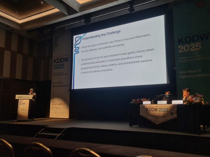 FOTO: Dosen Fakultas Kedokteran Universitas Hasanuddin, dr. Rini Rachmawarni Bachtiar, Sp.PD, K-GEH, MARS, meraih penghargaan KGFID (Korean Gastroenterology Fund for Integrated Development) pada ajang Korea Digestive Disease Week 2025 (KDDW 2025).