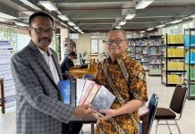 Profesor Pembelajar Kembali Serahkan Buku Karyanya ke Perpustakaan UNIFA FOTO: Prof Dr Sukardi Weda, yang juga dikenal dengan Profesor Pembelajar kembali menyerahkan buku yang ditulisnya kepada Perpustakaan Universitas Fajar (UNIFA) pada Kamis, (20/11/2025).