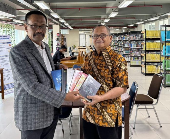 IMG-20251120-WA0414 FOTO: Prof Dr Sukardi Weda, yang juga dikenal dengan Profesor Pembelajar kembali menyerahkan buku yang ditulisnya kepada Perpustakaan Universitas Fajar (UNIFA) pada Kamis, (20/11/2025).