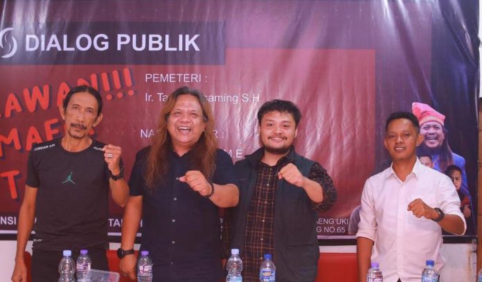 IMG-20251121-WA0082 FOTO: Gelaran Dialog Publik bertema “Lawan Mafia Tanah” yang berlangsung di Warkop Daeng Uki, Jalan Beruang, Makassar, Kamis malam (20/11/25).