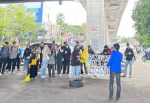 Selamatkan Demokrasi: PMII Makassar Ajukan 4 Tuntutan FOTO: Puluhan mahasiswa yang tergabung dalam Pergerakan Mahasiswa Islam Indonesia Kota Makassar menggelar aksi demonstrasi di Flyover A.P. Pettarani Kamis (20/11/2025).