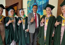Prof Sukardi Weda Hadir pada Wisuda Kalla Institut FOTO: Prof Sukardi Weda bersama wisudawan Institut Teknologi dan Bisnis (ITB) Kalla.