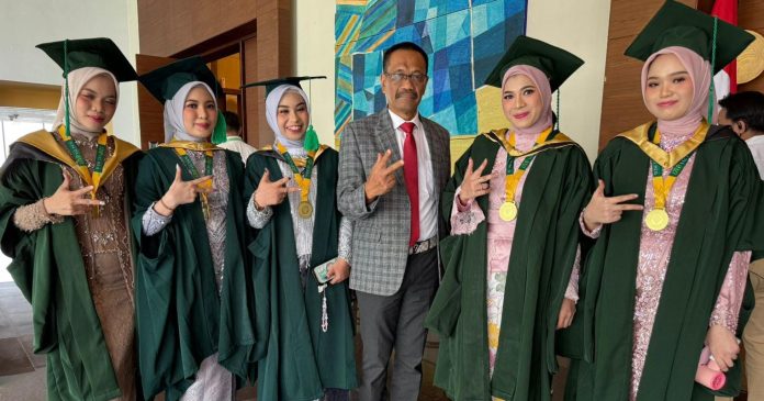 FOTO: Prof Sukardi Weda bersama wisudawan Institut Teknologi dan Bisnis (ITB) Kalla.