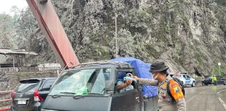 Tim SAR Polda Jatim Bagikan Masker ke Warga Terdampak Abu Vulkanik Semeru