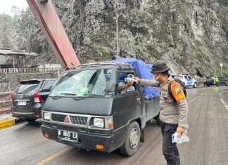 Tim SAR Polda Jatim Bagikan Masker ke Warga Terdampak Abu Vulkanik Semeru