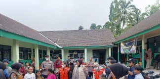 Polda Jatim Berikan Trauma Healing untuk Anak-anak di Pengungsian Dampak Erupsi Gunung Semeru