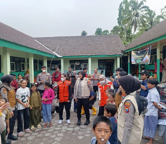 Polda Jatim Berikan Trauma Healing untuk Anak-anak di Pengungsian Dampak Erupsi Gunung Semeru