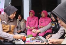 Brimob Polda Jatim Dirikan Dapur Lapangan untuk Warga Terdampak Erupsi Gunung Semeru
