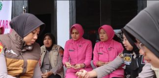 Brimob Polda Jatim Dirikan Dapur Lapangan untuk Warga Terdampak Erupsi Gunung Semeru