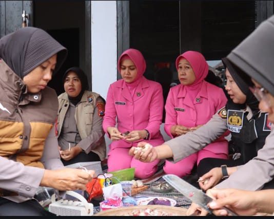 Brimob Polda Jatim Dirikan Dapur Lapangan untuk Warga Terdampak Erupsi Gunung Semeru