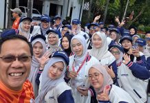 Delegasi dari 170 Kampus Mulai Berdatangan, Unhas Siap Laksanakan PIMNAS ke-38 FOTO: Dekan Fakultas Teknik Unhas turut menyapa delegasi PIMNAS dari beberapa kampus yang telah tiba di Makassar Minggu pagi (23/11)
