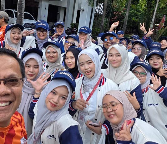 Delegasi dari 170 Kampus Mulai Berdatangan, Unhas Siap Laksanakan PIMNAS ke-38 FOTO: Dekan Fakultas Teknik Unhas turut menyapa delegasi PIMNAS dari beberapa kampus yang telah tiba di Makassar Minggu pagi (23/11)