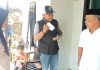 Dituding Kampanyekan Calon RT/RW, Lurah Buloa: Itu Kupon Jumat Berkah FOTO: Lurah Buloa Naz Alamsyah Wiradinata Z, SE saat menyerahkan bantuan sembako jumat berkah kepada warga didampingi calon RT/RW. (Hasil tangkapan layar)