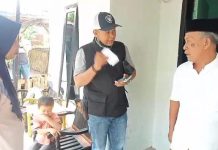 Dituding Kampanyekan Calon RT/RW, Lurah Buloa: Itu Kupon Jumat Berkah FOTO: Lurah Buloa Naz Alamsyah Wiradinata Z, SE saat menyerahkan bantuan sembako jumat berkah kepada warga didampingi calon RT/RW. (Hasil tangkapan layar)