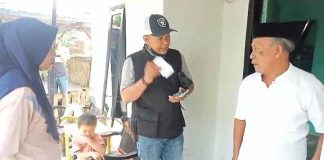 Dituding Kampanyekan Calon RT/RW, Lurah Buloa: Itu Kupon Jumat Berkah FOTO: Lurah Buloa Naz Alamsyah Wiradinata Z, SE saat menyerahkan bantuan sembako jumat berkah kepada warga didampingi calon RT/RW. (Hasil tangkapan layar)