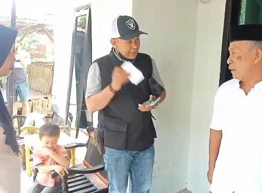 Dituding Kampanyekan Calon RT/RW, Lurah Buloa: Itu Kupon Jumat Berkah FOTO: Lurah Buloa Naz Alamsyah Wiradinata Z, SE saat menyerahkan bantuan sembako jumat berkah kepada warga didampingi calon RT/RW. (Hasil tangkapan layar)