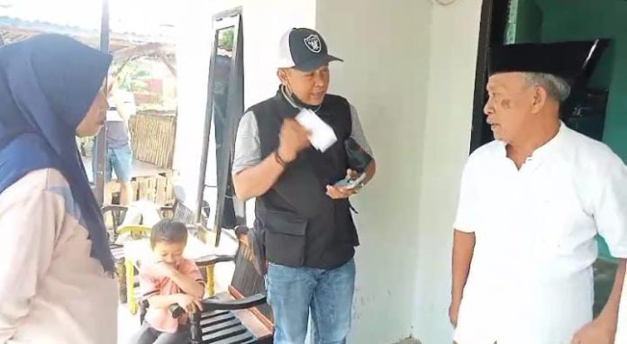 FOTO: Lurah Buloa Naz Alamsyah Wiradinata Z, SE saat menyerahkan bantuan sembako jumat berkah kepada warga didampingi calon RT/RW. (Hasil tangkapan layar)