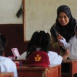 Guru Dipuji Setahun Sekali, Dipersoalkan Setiap Hari: Potret Bangsa yang Mulai Kehilangan Arah Pendidikan FOTO: Seorang Guru sedang mengajar di depan kelas. (Properti: Republika.com)