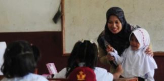 Guru Dipuji Setahun Sekali, Dipersoalkan Setiap Hari: Potret Bangsa yang Mulai Kehilangan Arah Pendidikan FOTO: Seorang Guru sedang mengajar di depan kelas. (Properti: Republika.com)