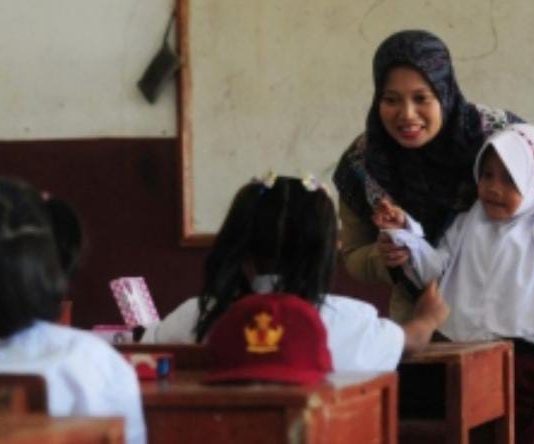 Guru Dipuji Setahun Sekali, Dipersoalkan Setiap Hari: Potret Bangsa yang Mulai Kehilangan Arah Pendidikan FOTO: Seorang Guru sedang mengajar di depan kelas. (Properti: Republika.com)