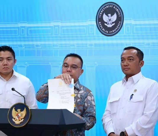 Sudah Divonis 4,5 Tahun, Presiden Rehabilitasi Mantan Dirut ASDP FOTO: Wakil Ketua DPR RI Sufmi Dasco Ahmad, Menteri Sekretaris Negara Prasetyo Hadi, dan Sekretaris Kabinet Teddy Indra Wijaya memberikan keterangan pers bersama di Ruang Sidang Kabinet, Istana Kepresidenan Jakarta, pada Selasa, 25 November 2025. (Foto: BPMI Setpres)